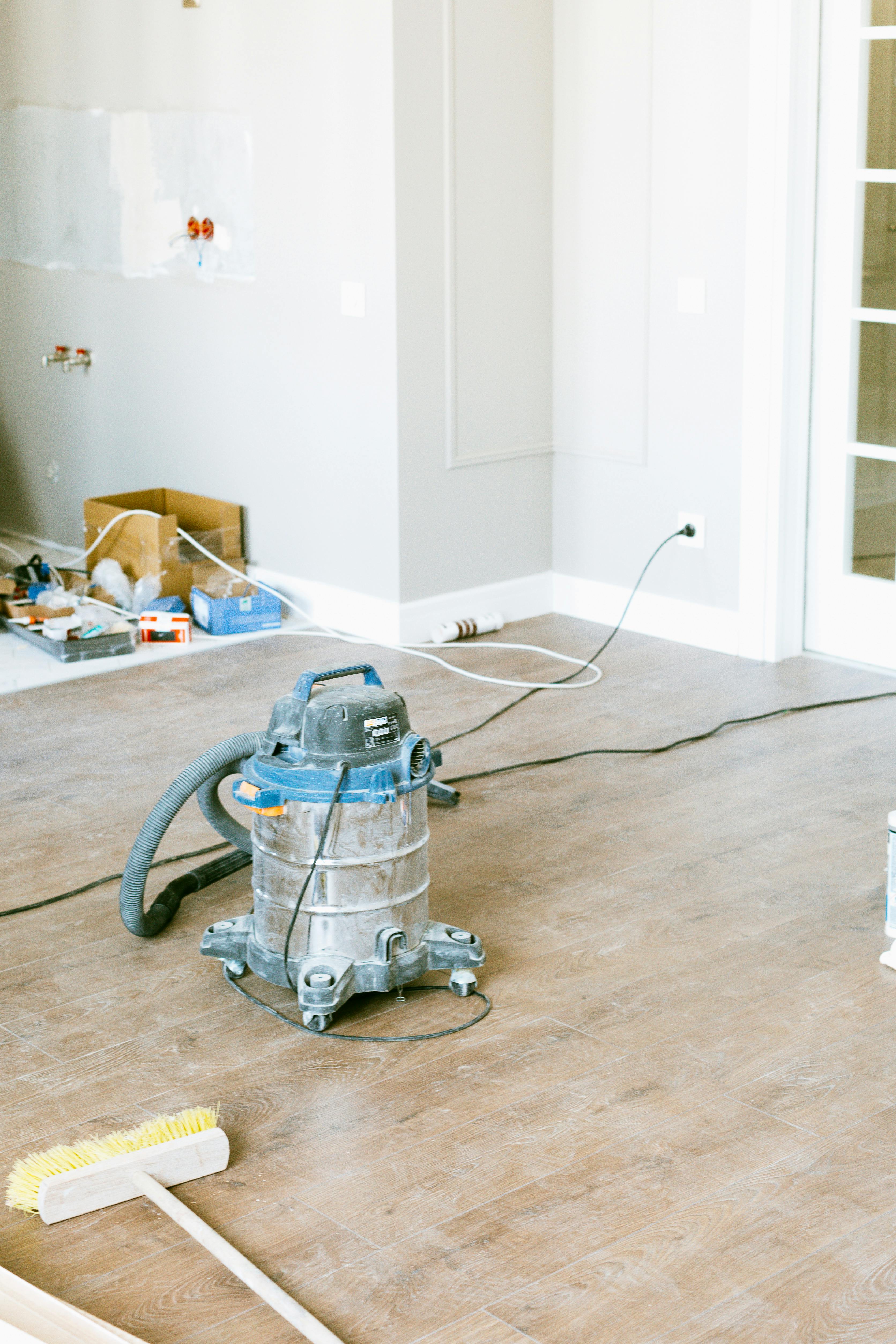 Aspirateur de chantier utilisé sur un sol